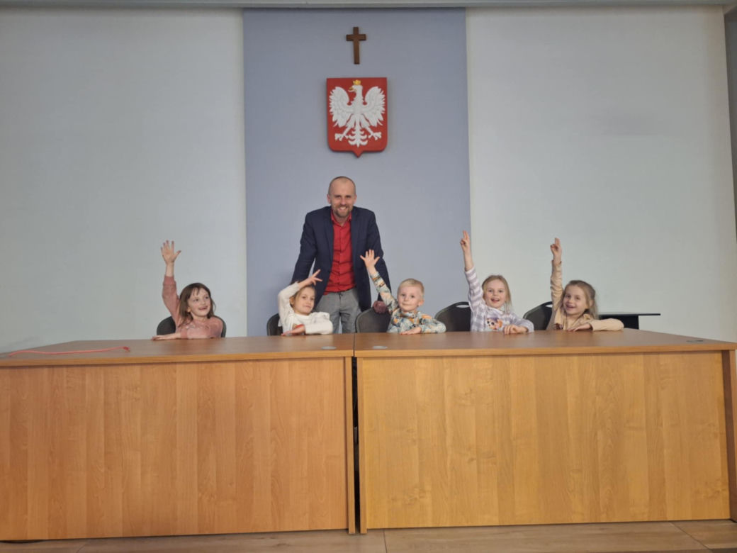 Szkoła Podstawowa nr 12 Starachowice: Czy grozi jej zamknięcie? Strajk radnego i niepokój rodziców 