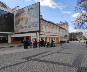 Kolejki na niektórych stacjach i przy bankomatach w Radomiu