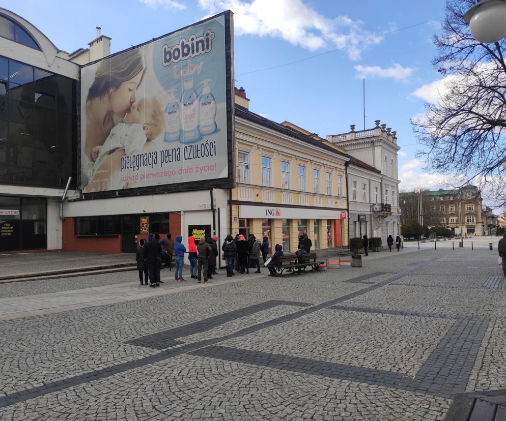 Kolejki na niektórych stacjach i przy bankomatach w Radomiu