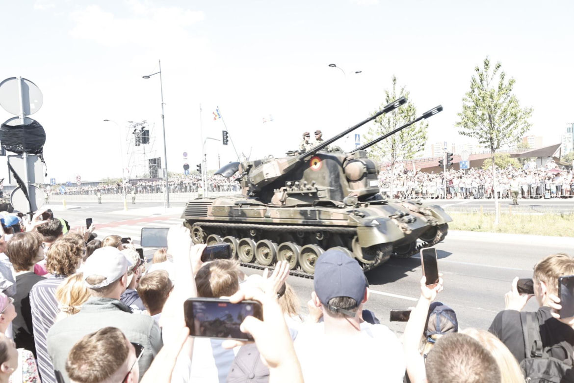 Tłumy na defiladzie wojskowej w Warszawie