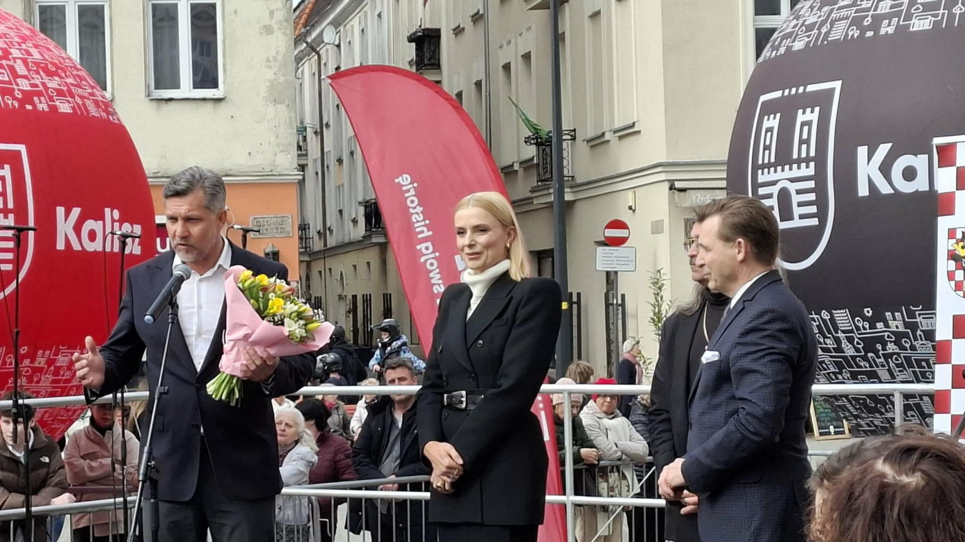 Taneczne powitanie wiosny w Kaliszu. Walc Barbary z filmu „Noce i Dnie” wybrzmiał w sercu miasta