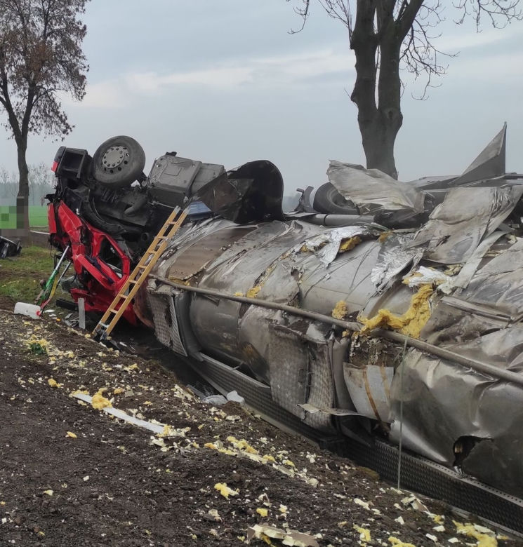 Groźny wypadek pod Glinojeckiem. Z rozbitej cysterny lał się żrący kwas