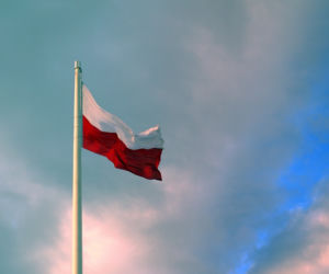 Flaga RP powinna być zawieszona w prawidłowy sposób