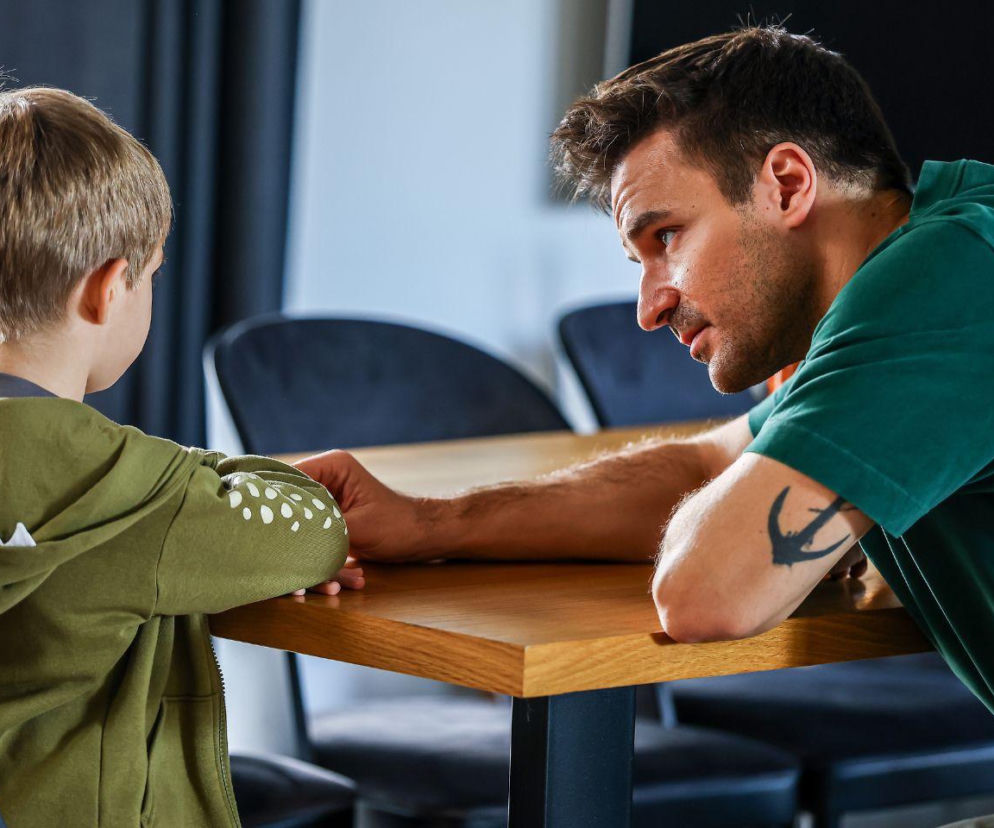 Szpital św. Anny, odcinek 95: Maciek ma problemy wychowawcze z synem Olkiem. Chłopiec staje się agresywny w szkole i zakłóca lekcje