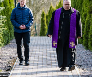 Ksiądz spowiada, spacerując [ZOBACZ ZDJĘCIA]