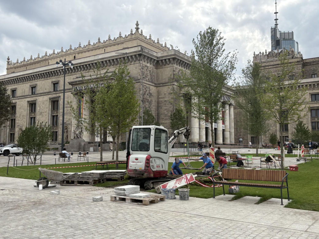 Absurd roku w Warszawie. Zrywają zieleń na nowym pl. Centralnym. Zamiast niej będzie beton