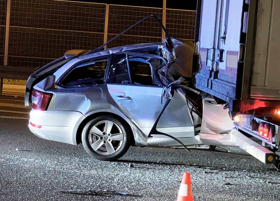Wypadek na A2 pod Grodziskiem Mazowieckim. Skoda z rodziną z dziećmi wbiła się w tira