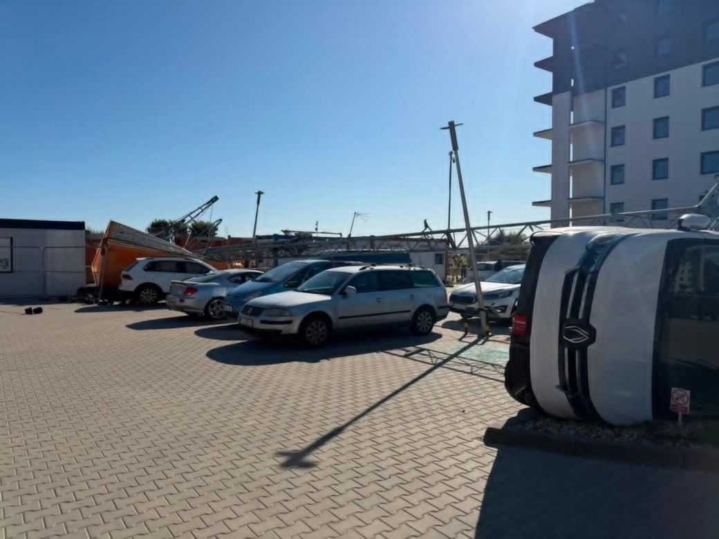 Kalisz: Wielki dźwig runął na samochody! Zdjęcia z miejsca zdarzenia