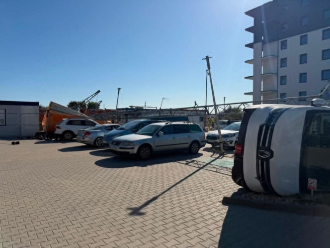 Kalisz: Wielki dźwig runął na samochody! Zdjęcia z miejsca zdarzenia