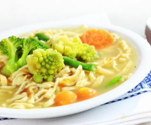 Zupa kalafiorowa z makaronem z 4 składników – lekka, sycąca i ma tylko 200 kcal