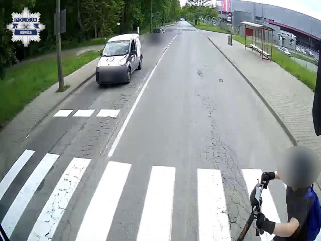 11latek wjechał hulajnoga pod autobus