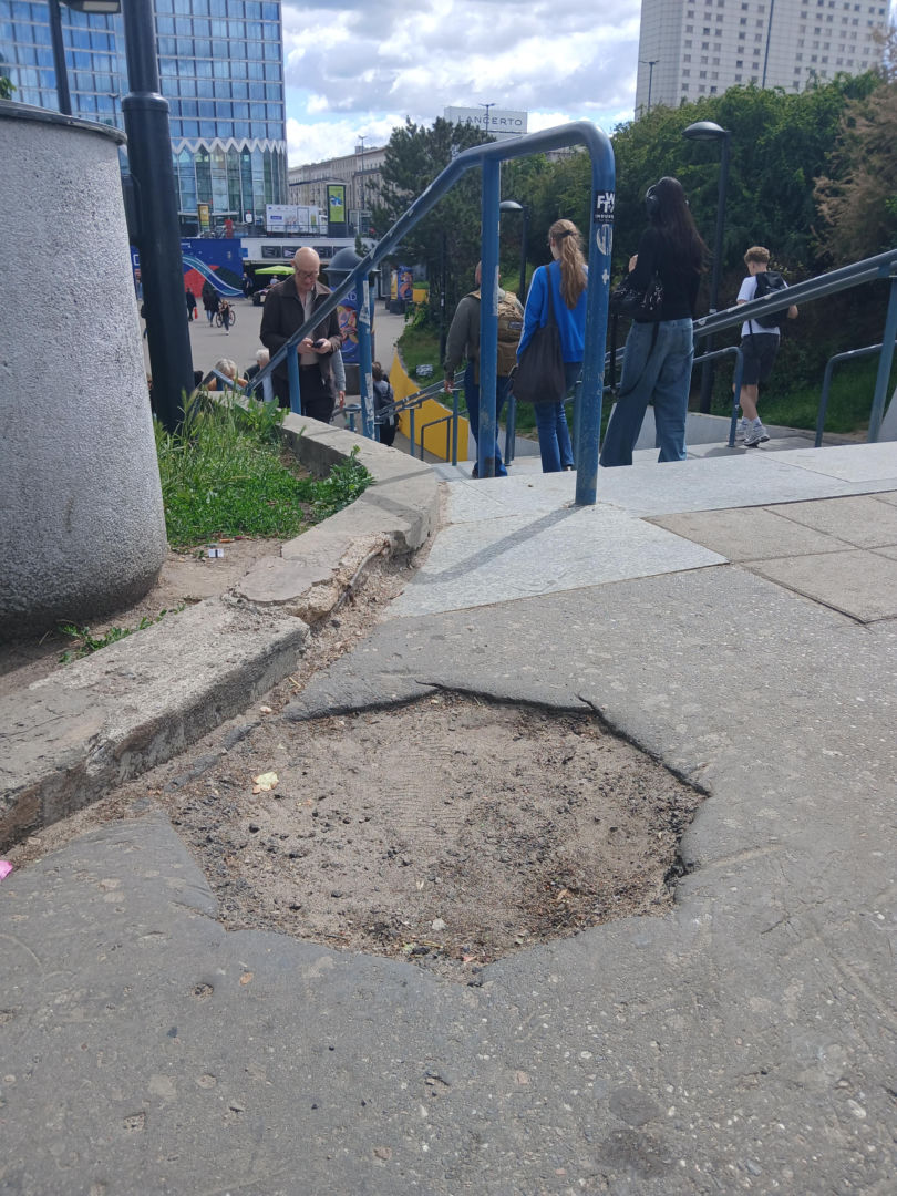 Chodnik łączący Dworzec Centralny i metro Centrum w Warszawie