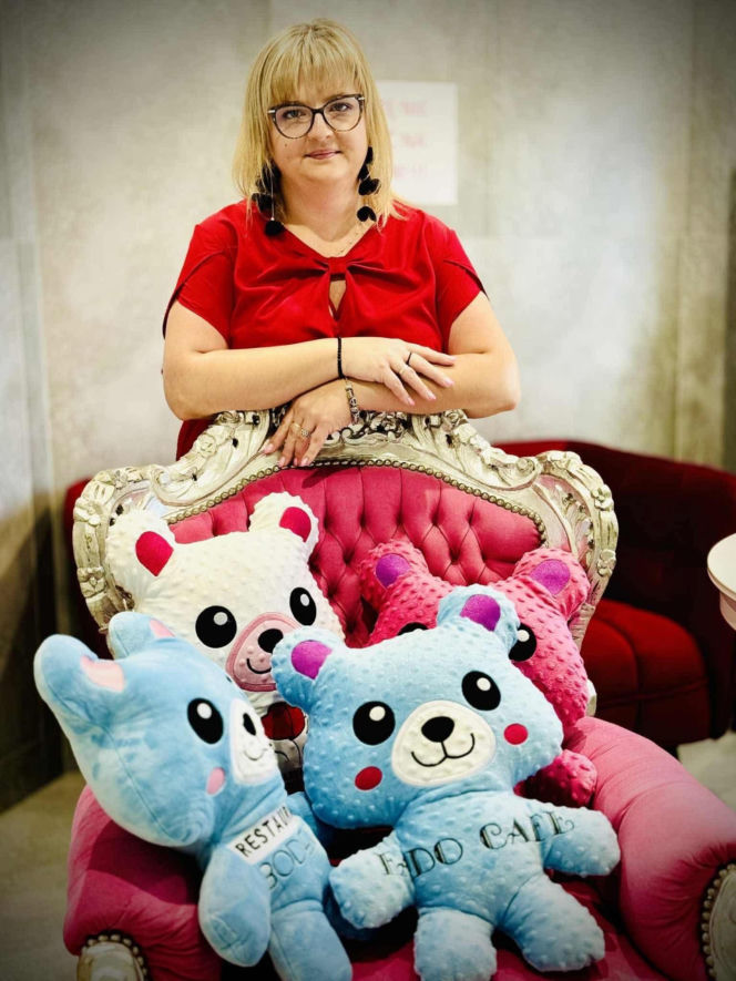 Szyją charytatywne misie w Spinakerze