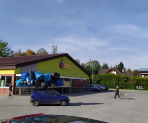 Absurdalny widok na trasie S1. Małe seicento z potężnym ładunkiem na dachu, dwa razy większym od auta [ZDJĘCIA]