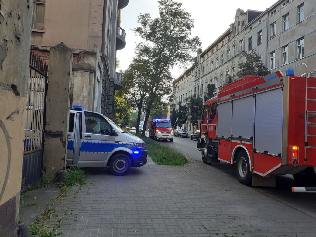 W pustostanie w centrum Łodzi zawalił sie dach. 7 zastępów strażaków  przeszukuje gruzowisko