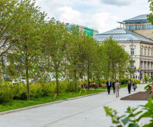 Zieleniec w miejscu parkingu na Placu Trzech Krzyży w Warszawie