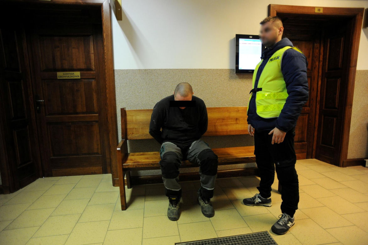 Doprowadzenie do Sądu Ukraińców, którzy wyłudzili metodą na BLIK ponad milion złotych