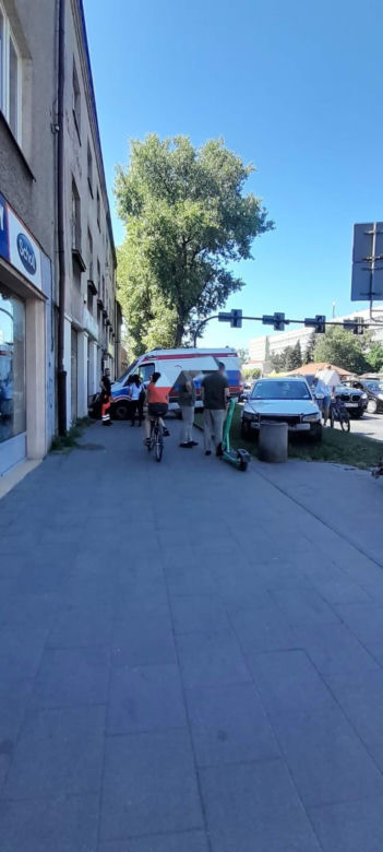 W centrum Krakowa karetka huknęła w witrynę sklepu. Co tam się stało!?