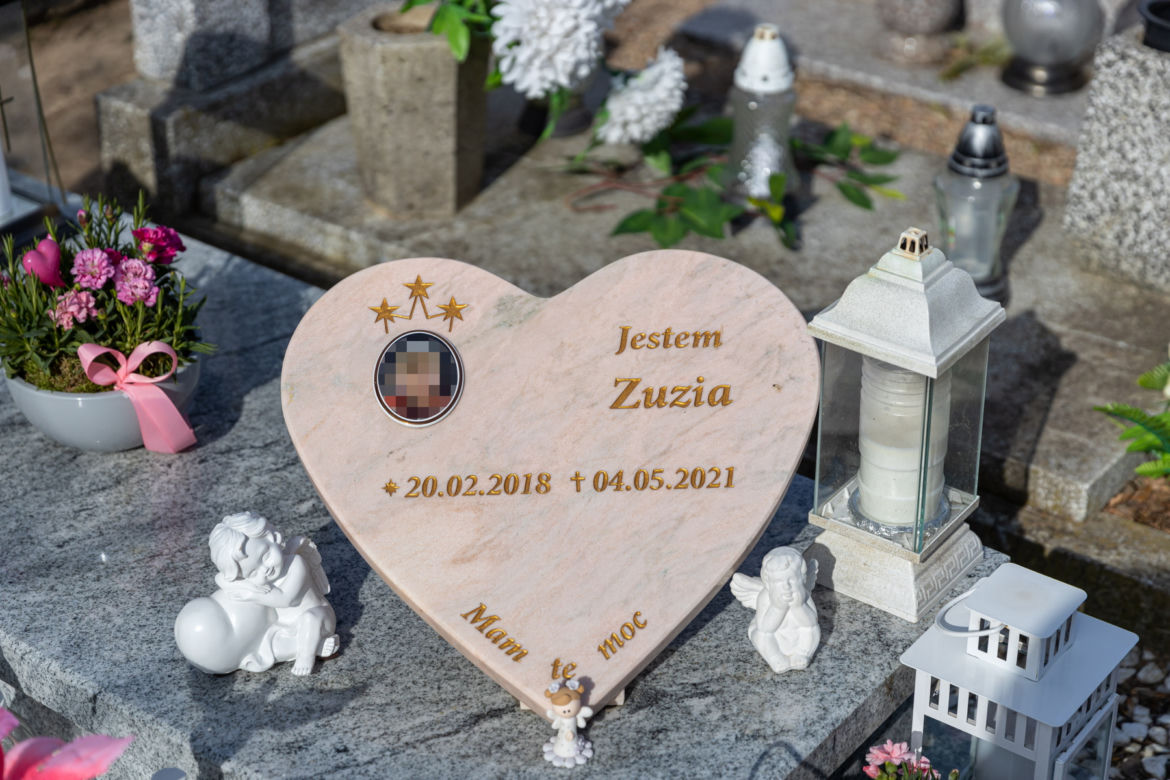 Wielkie marmurowe serce na grobie zadźganej 3-latki. "Jestem Zuzia" [ZDJĘCIA, WIDEO] 
