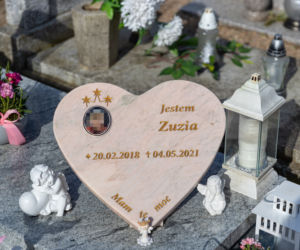 Grób małej Zuzi, którą zabiła matka