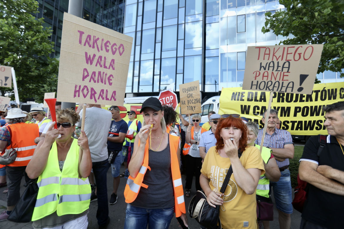 Rolnicy w stolicy przeciwko CPK. Protest przy dworcu zachodnim przed siedzibą spółki