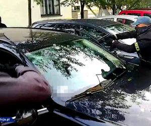 Policjanci napadali, BILI i okradali niewinnych