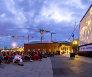 Kino plenerowe przed Centrum Historii Zajezdnia