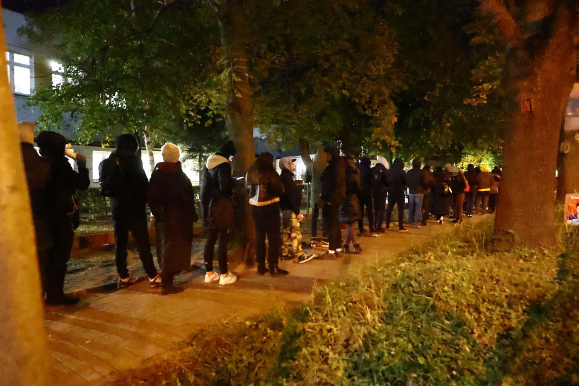 Jest 23, a ludzie wciąż czekają, by zagłosować. Gigantyczna kolejka do lokalu wyborczego w Warszawie
