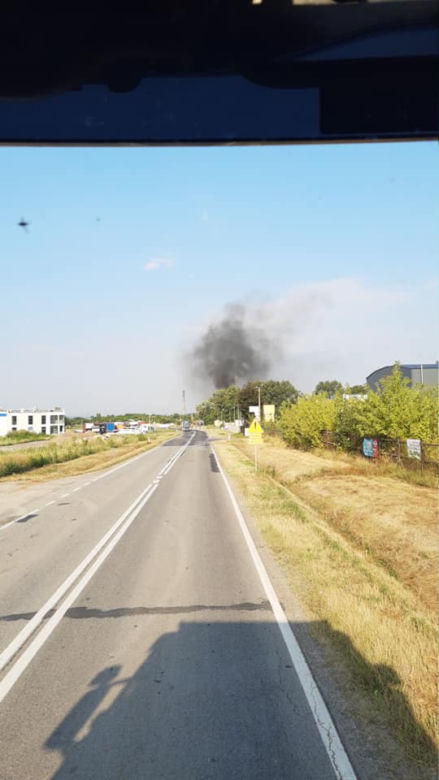 Pożar na terenie byłej cementowni w Wierzbicy. Paliły się bele materiałów!
