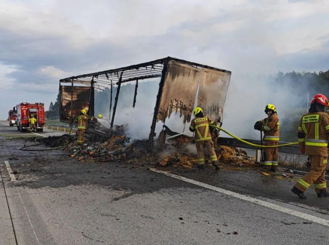 Pożar naczepy spowodował utrudnienia na A2 w powiecie siedleckim
