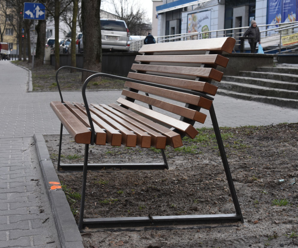 Nowe ławki w Warszawie