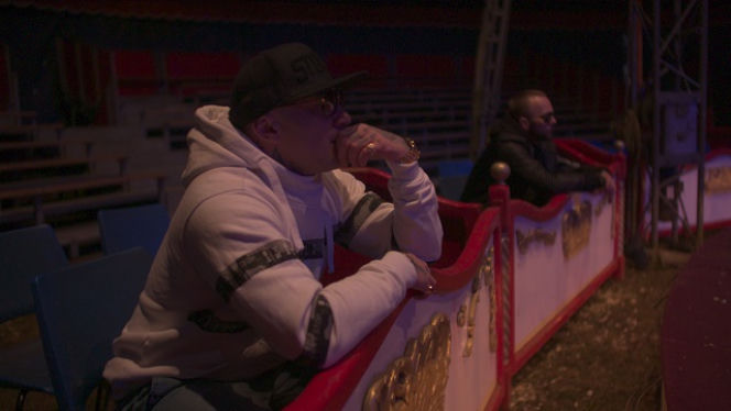 Popek x Sobota x Matheo - cyrk, hala sportowa i tor rajdowy w teledysku Bajka! ZDJĘCIA