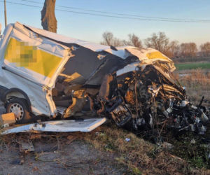 Miłosław. Złodziej samochodu firmy kurierskiej zginął w wypadku. Ruszyła zbiórka na kuriera [ZDJĘCIA]