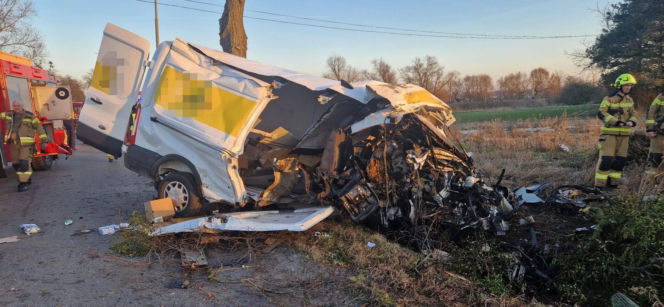 Miłosław. Złodziej samochodu firmy kurierskiej zginął w wypadku. Ruszyła zbiórka na kuriera [ZDJĘCIA]