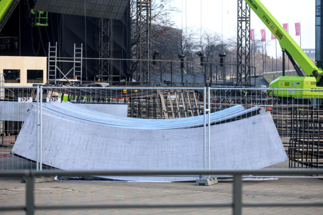 Scena Sylwestra z Dwójką TVP w trakcie budowy