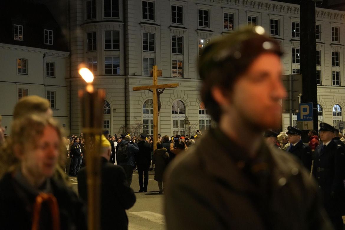 Tłumy wiernych przeszły przez stolicę. Centralną Drogę Krzyżową poprowadził kardynał Nycz