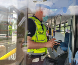 Mieszkańcy Torunia zdjęli maseczki i ruszyli na miasto. Policja sprawdza, czy nie łamią obostrzeń