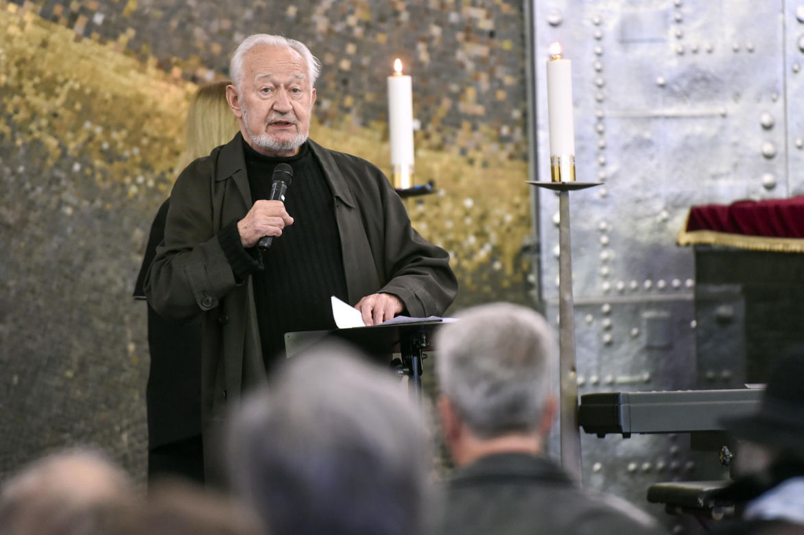 Tak żegnano Edwarda Hulewicza, autora hitu "Bo jedno życie mam". Na pogrzeb legendy polskiej piosenki przybyły tłumy