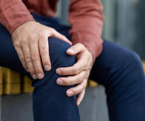 Koniec z lekami na ból kolana? Proste terapie działają najskuteczniej