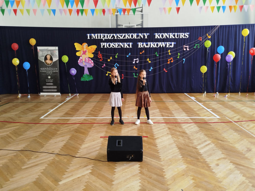 Uczniowie z klas I-III zaprezentowali w SP nr 10 w Siedlcach piosenki z różnych bajek