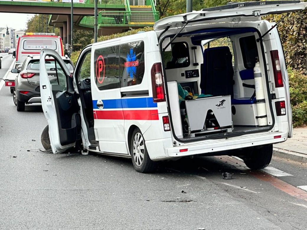 Straszny wypadek w wielkie święto ratownictwa. Karetka roztrzaskana, trzy osoby w szpitalu
