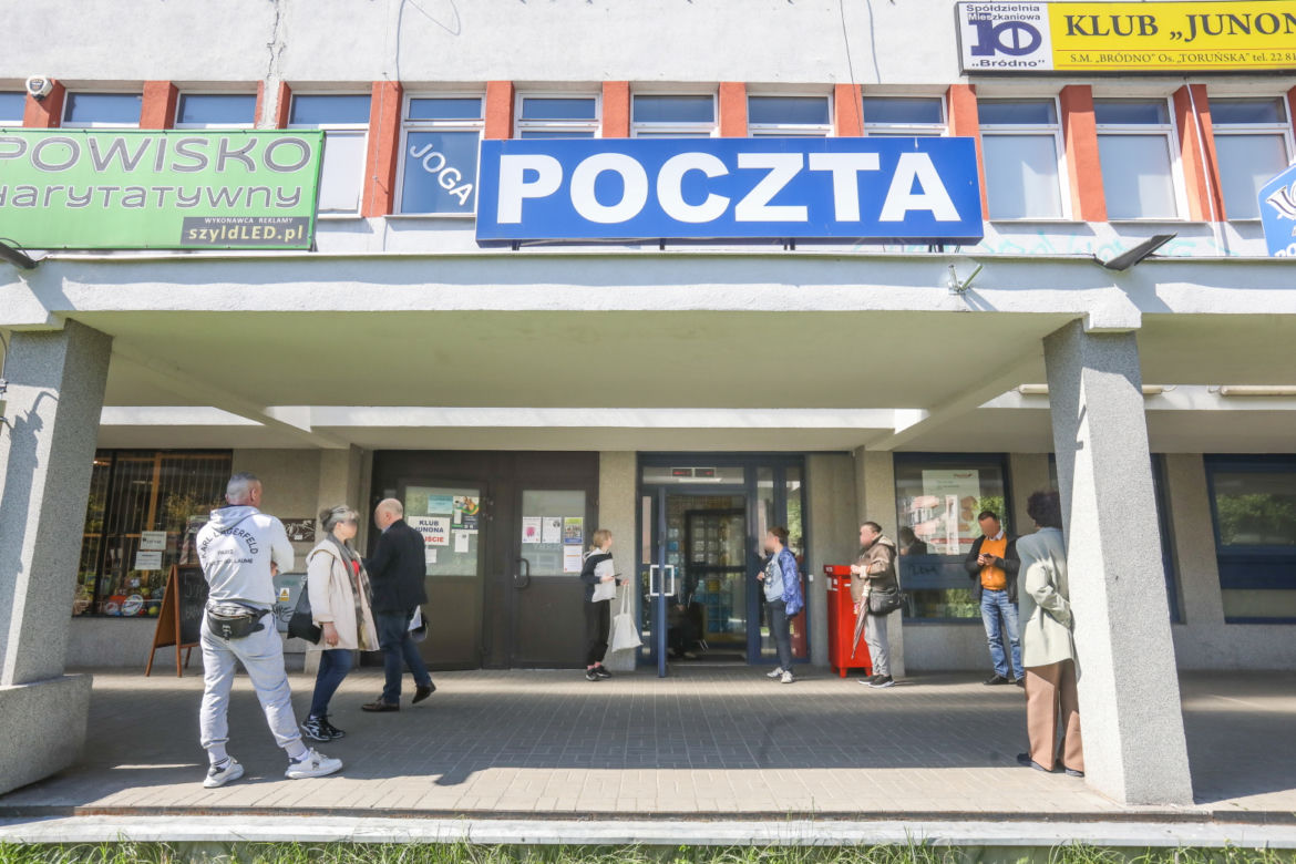 Poczta ostatniej szansy. Ludzie czekają tu po dwie godziny
