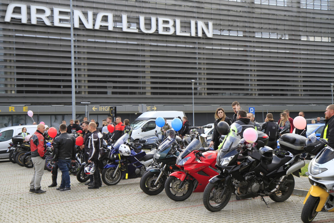 Przed Areną Lublin symbolicznie pożegnano dwójkę tragicznie zmarłych motocyklistów