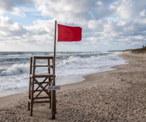 Sinice Ustronie Morskie. Czy w Ustroniu Morskim można się kąpać 28.07? Flaga, warunki pogodowe