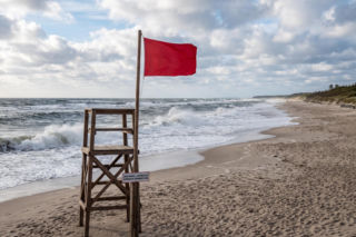 Sinice Ustronie Morskie. Czy w Ustroniu Morskim można się kąpać 28.07? Flaga, warunki pogodowe