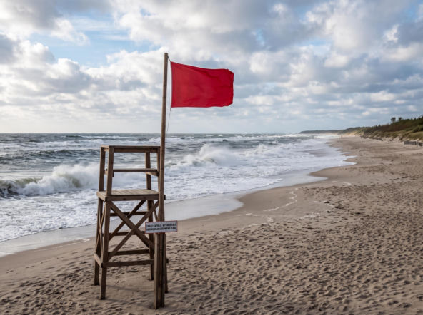 Sinice Ustronie Morskie. Czy w Ustroniu Morskim można się kąpać 28.07? Flaga, warunki pogodowe