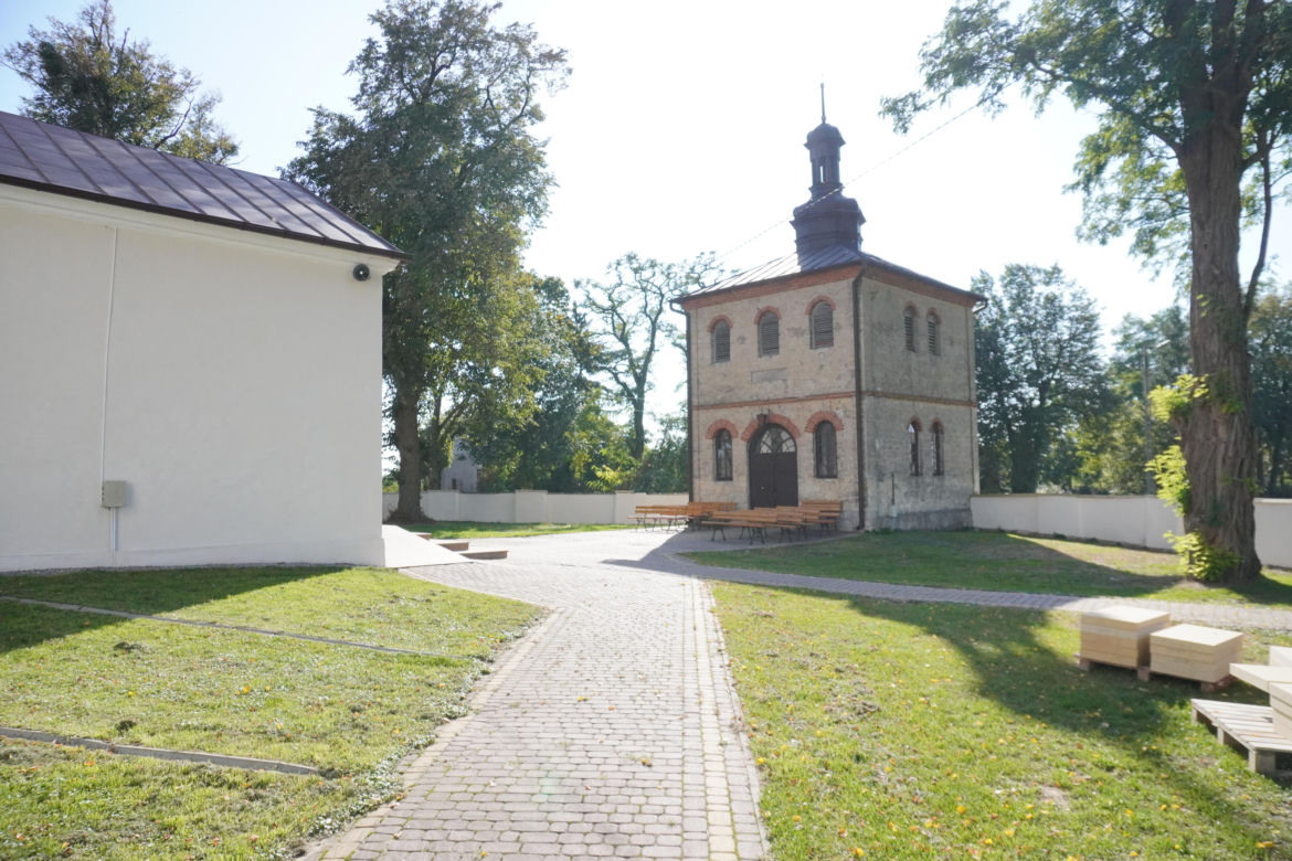 Ta mała wieś skrywa niezwykłą historię. Świątynia stoi tu od 1362 roku