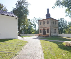 Ta mała wieś skrywa niezwykłą historię. Świątynia stoi tu od 1362 roku