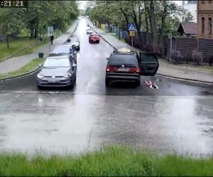 Śląskie: Chłopiec wypadł z auta na ulicę w czasie jazdy! O włos od tragedii