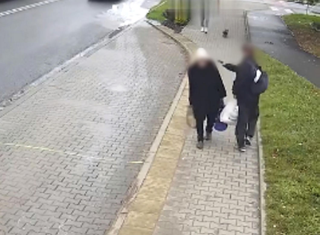 35-latek nie miał litości dla starszej kobiety z zakupami! 
